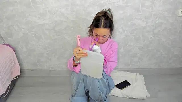 Snapshot of EllaSky_xoxo chatting on 10-20-25, 03:23 EllaSky xoxo online show from 10-20-25, 03:23
