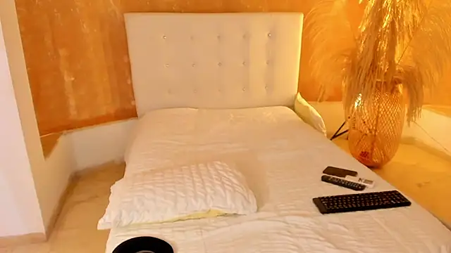 Snapshot of APRILL_FOXX chatting on 02-15-25, 07:27 APRILL FOXX online show from 02-15-25, 07:27