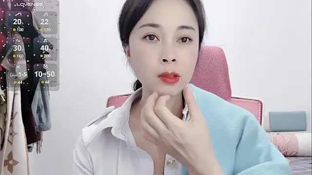 Qwi-V1 online show from 02-06-25, 11:37