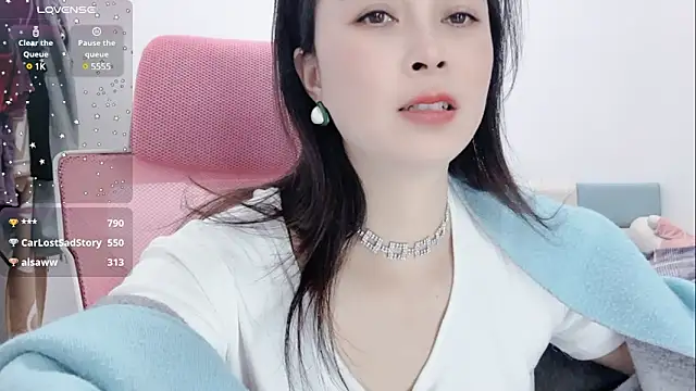 Qwi-V1 online show from 02-12-25, 03:07