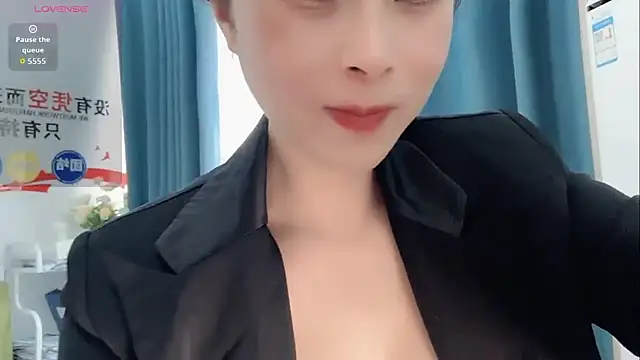 Qwi-V1 online show from 11-17-25, 07:01