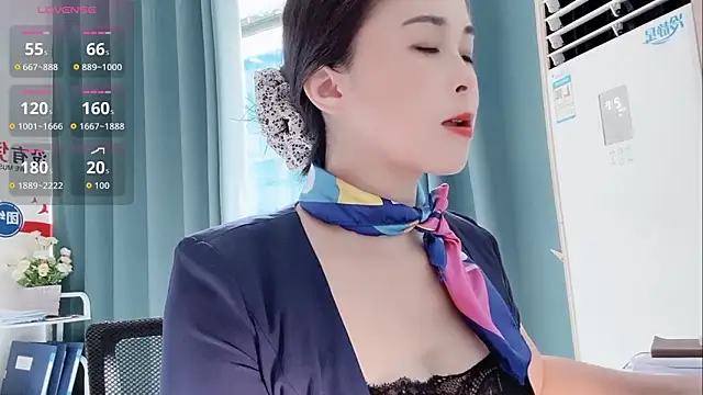 Qwi-V1 online show from 10-13-25, 07:21