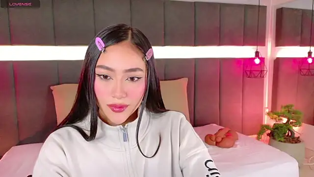 nicolle pierce online show from 11-14-25, 02:54