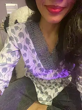 Snapshot of Divyaa69 chatting on 01-18-26, 03:32 Divyaa69 online show from 01-18-26, 03:32