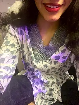 Snapshot of Divyaa69 chatting on 01-18-26, 04:21 Divyaa69 online show from 01-18-26, 04:21