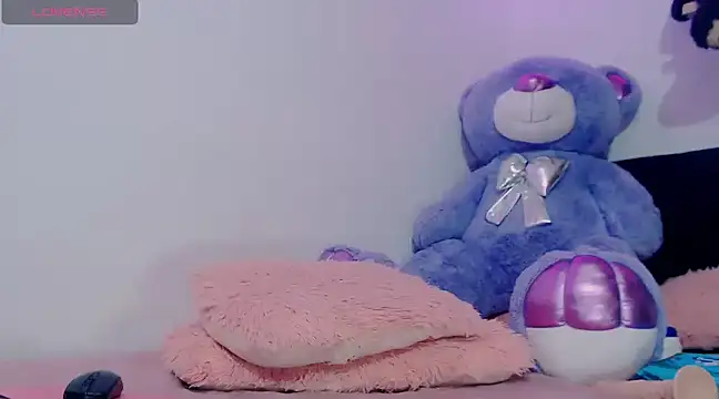 Snapshot of Venecia_Sweet chatting on 12-18-24, 02:42 Venecia Sweet online show from 12-18-24, 02:42