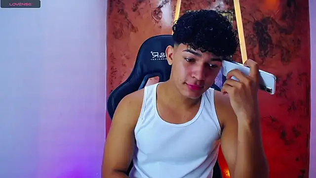 Snapshot of jamescurli_ chatting on 03-13-25, 05:43 jamescurli  online show from 03-13-25, 05:43