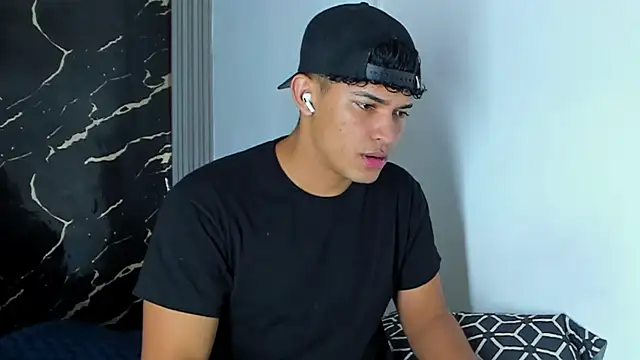 Snapshot of jamescurli_ chatting on 09-13-25, 11:27 jamescurli  online show from 09-13-25, 11:27