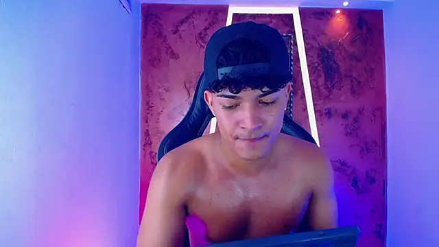 Snapshot of jamescurli_ chatting on 02-25-25, 10:26 jamescurli  online show from 02-25-25, 10:26