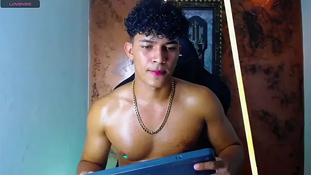 Snapshot of jamescurli_ chatting on 03-21-25, 10:39 jamescurli  online show from 03-21-25, 10:39