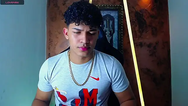 Snapshot of jamescurli_ chatting on 03-21-25, 04:17 jamescurli  online show from 03-21-25, 04:17