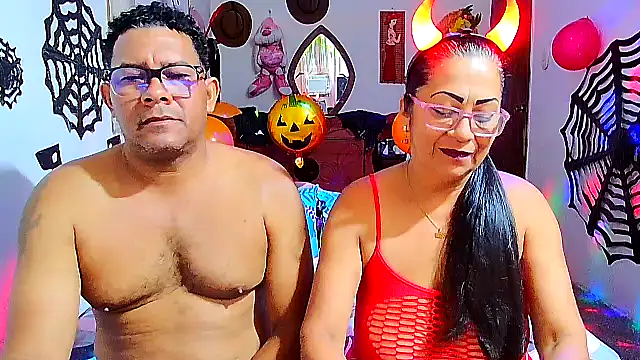 Snapshot of rosi_pamela chatting on 10-19-25, 01:36 rosi pamela online show from 10-19-25, 01:36