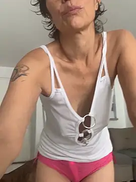 MireyaTorresGu online show from 10-14-25, 05:13