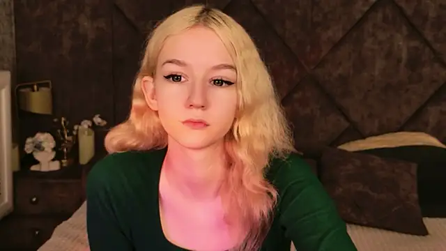 NaomiLoys online show from 11-10-25, 10:42