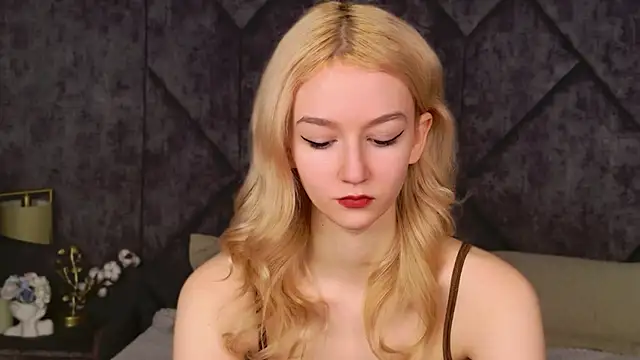 NaomiLoys online show from 03-06-26, 03:51