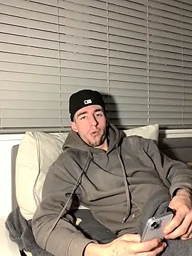 MikesWood21 online show from 12-21-24, 01:26