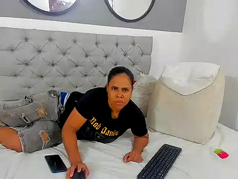 Snapshot of Lunaynick chatting on 09-14-25, 03:18 Lunaynick online show from 09-14-25, 03:18