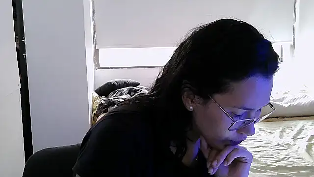 Snapshot of luxandracon23 chatting on 10-11-25, 04:08 luxandracon23 online show from 10-11-25, 04:08