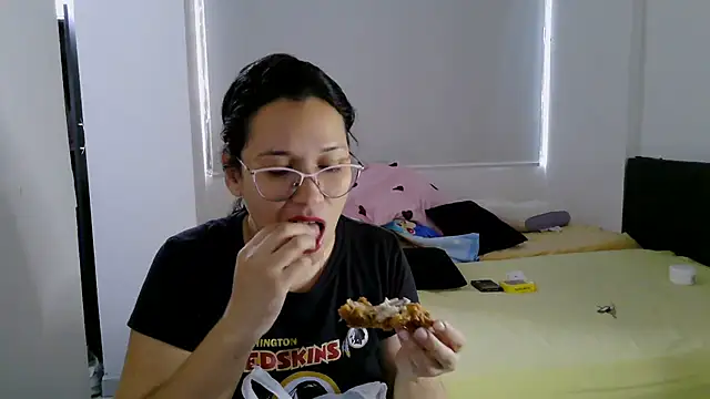 Snapshot of luxandracon23 chatting on 10-10-25, 05:36 luxandracon23 online show from 10-10-25, 05:36