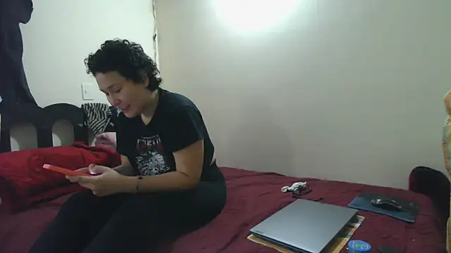 Snapshot of luxandracon23 chatting on 05-19-26, 04:14 luxandracon23 online show from 05-19-26, 04:14