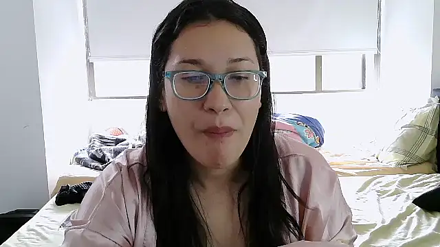 Snapshot of luxandracon23 chatting on 10-16-25, 01:52 luxandracon23 online show from 10-16-25, 01:52