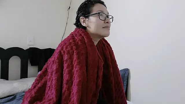 Snapshot of luxandracon23 chatting on 05-06-26, 01:48 luxandracon23 online show from 05-06-26, 01:48