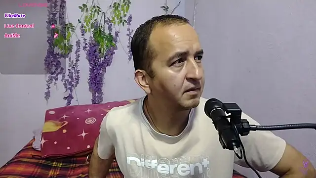 Snapshot of yazforeSolo chatting on 09-26-25, 01:40 yazforeSolo online show from 09-26-25, 01:40