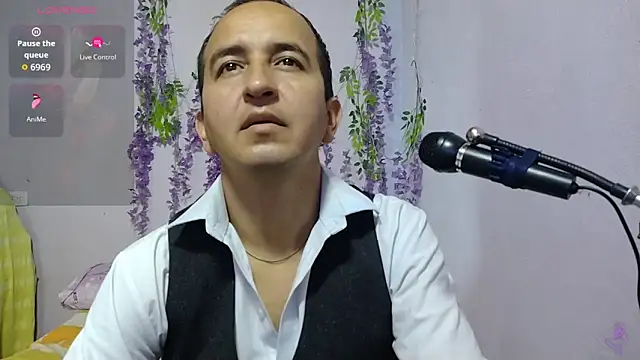 Snapshot of yazforeSolo chatting on 09-17-25, 02:41 yazforeSolo online show from 09-17-25, 02:41