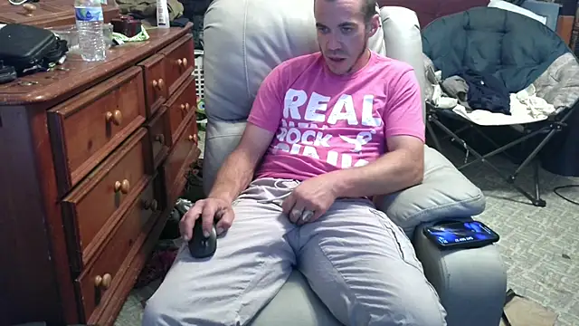 Snapshot of ScubaStevex chatting on 09-28-25, 02:40 ScubaStevex online show from 09-28-25, 02:40