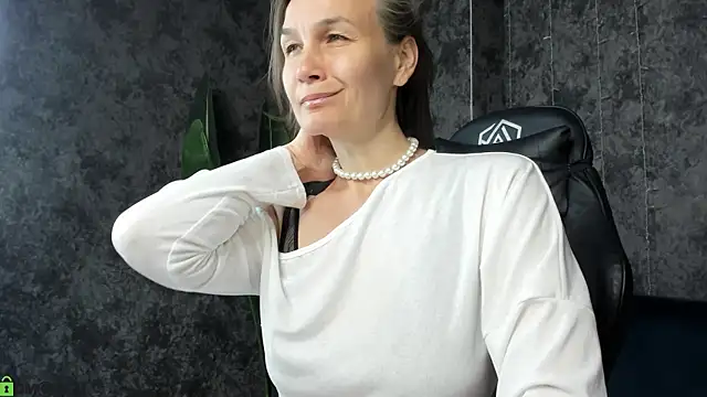 Snapshot of Lillian_White chatting on 07-15-26, 01:01 Lillian White online show from 07-15-26, 01:01