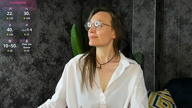 Snapshot of Lillian_White chatting on 05-13-26, 01:01 Lillian White online show from 05-13-26, 01:01