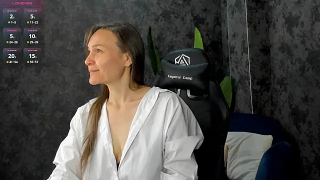 Snapshot of Lillian_White chatting on 10-11-25, 12:00 Lillian White online show from 10-11-25, 12:00