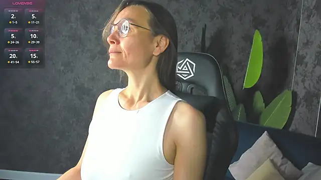 Snapshot of Lillian_White chatting on 09-22-25, 12:05 Lillian White online show from 09-22-25, 12:05