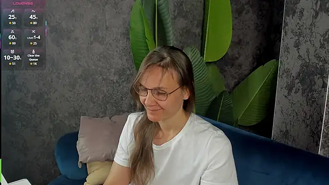 Snapshot of Lillian_White chatting on 09-13-25, 12:43 Lillian White online show from 09-13-25, 12:43