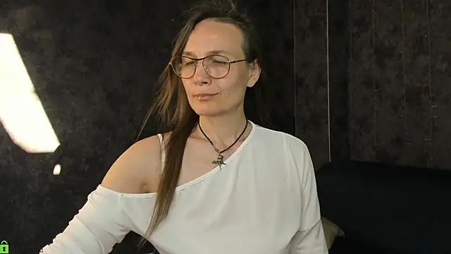 Snapshot of Lillian_White chatting on 06-15-26, 01:06 Lillian White online show from 06-15-26, 01:06