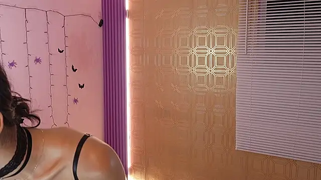 Bella19  online show from 10-28-25, 08:19