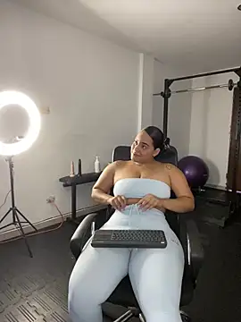 Snapshot of Violetrousse chatting on 09-14-25, 04:18 Violetrousse online show from 09-14-25, 04:18