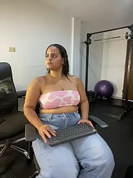 Snapshot of Violetrousse chatting on 09-24-25, 04:35 Violetrousse online show from 09-24-25, 04:35
