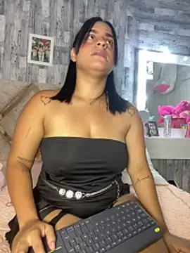 Snapshot of Violetrousse chatting on 05-19-26, 06:48 Violetrousse online show from 05-19-26, 06:48