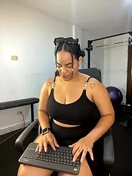 Snapshot of Violetrousse chatting on 10-12-25, 07:04 Violetrousse online show from 10-12-25, 07:04