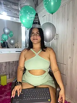 Snapshot of Violetrousse chatting on 02-18-26, 11:01 Violetrousse online show from 02-18-26, 11:01