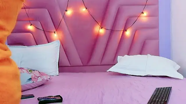 hornybarelylegalgirl online show from 04-11-26, 12:31