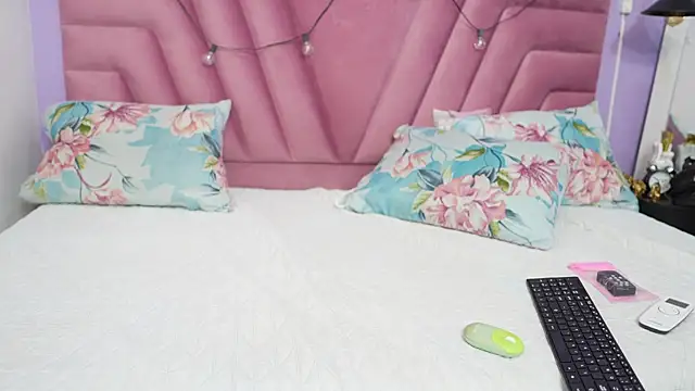 Snapshot of hornybarelylegalgirl chatting on 06-27-26, 12:22 hornybarelylegalgirl online show from 06-27-26, 12:22