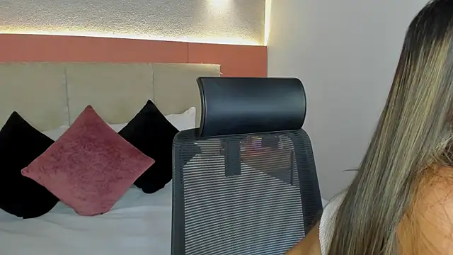 AniiRose online show from 12-16-25, 01:10