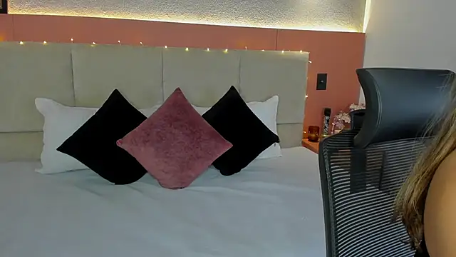 AniiRose online show from 12-17-25, 12:04