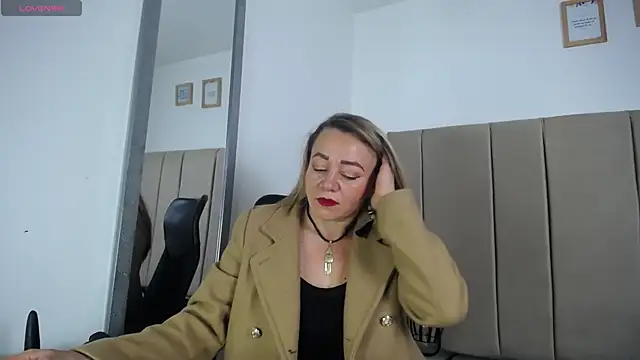 Snapshot of Lupiita223 chatting on 03-21-25, 01:45 Lupiita223 online show from 03-21-25, 01:45