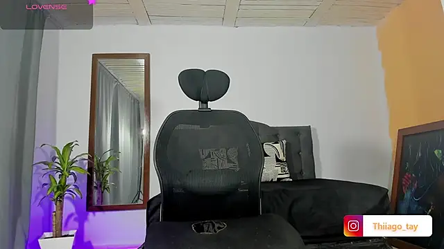 Snapshot of Thhiago_tay chatting on 03-15-25, 03:51 Thhiago tay online show from 03-15-25, 03:51
