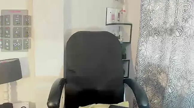 Snapshot of Queenjenn__ chatting on 02-11-25, 08:20 Queenjenn   online show from 02-11-25, 08:20