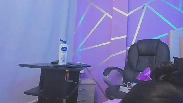 Snapshot of Queenjenn__ chatting on 02-25-25, 10:20 Queenjenn   online show from 02-25-25, 10:20