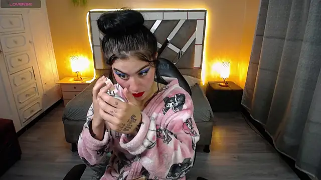 Snapshot of Kate_Laurence_ chatting on 02-20-25, 08:06 Kate Laurence online show from 02-20-25, 08:06